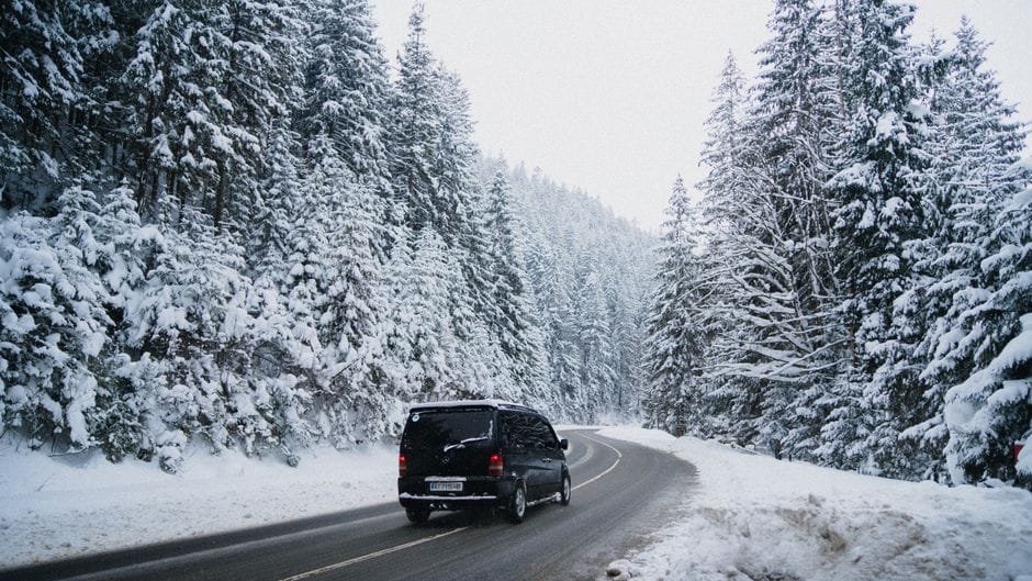 Nieve y hielo al volante: conducir donde el agarre desaparece