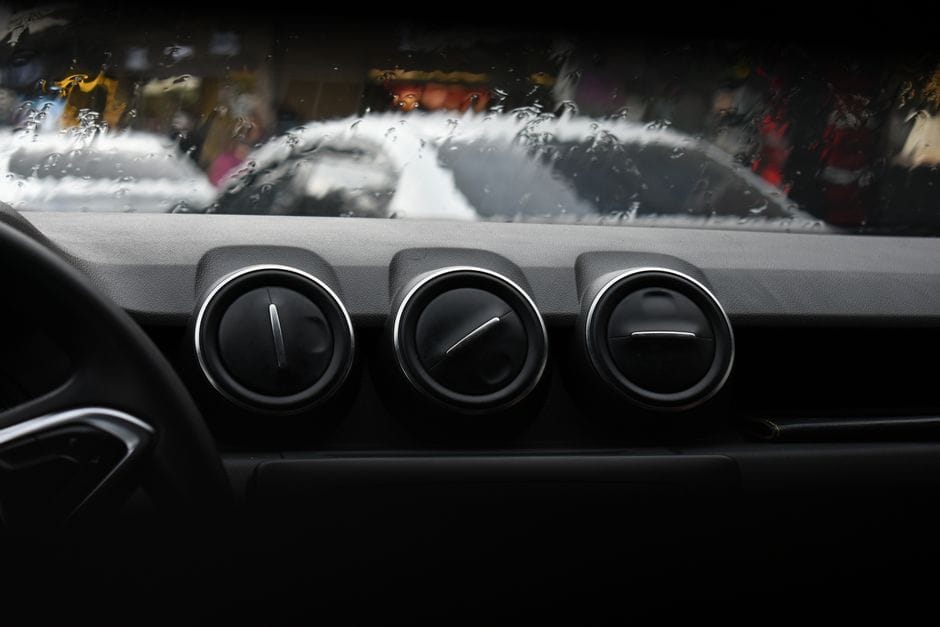 Aire acondicionado del coche: por qué enfría menos cada verano