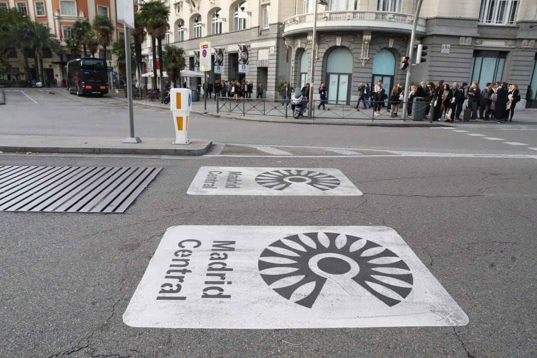 Zonas de Bajas Emisiones en España en 2026: qué distintivo necesitas y cuánto cuesta saltártelo