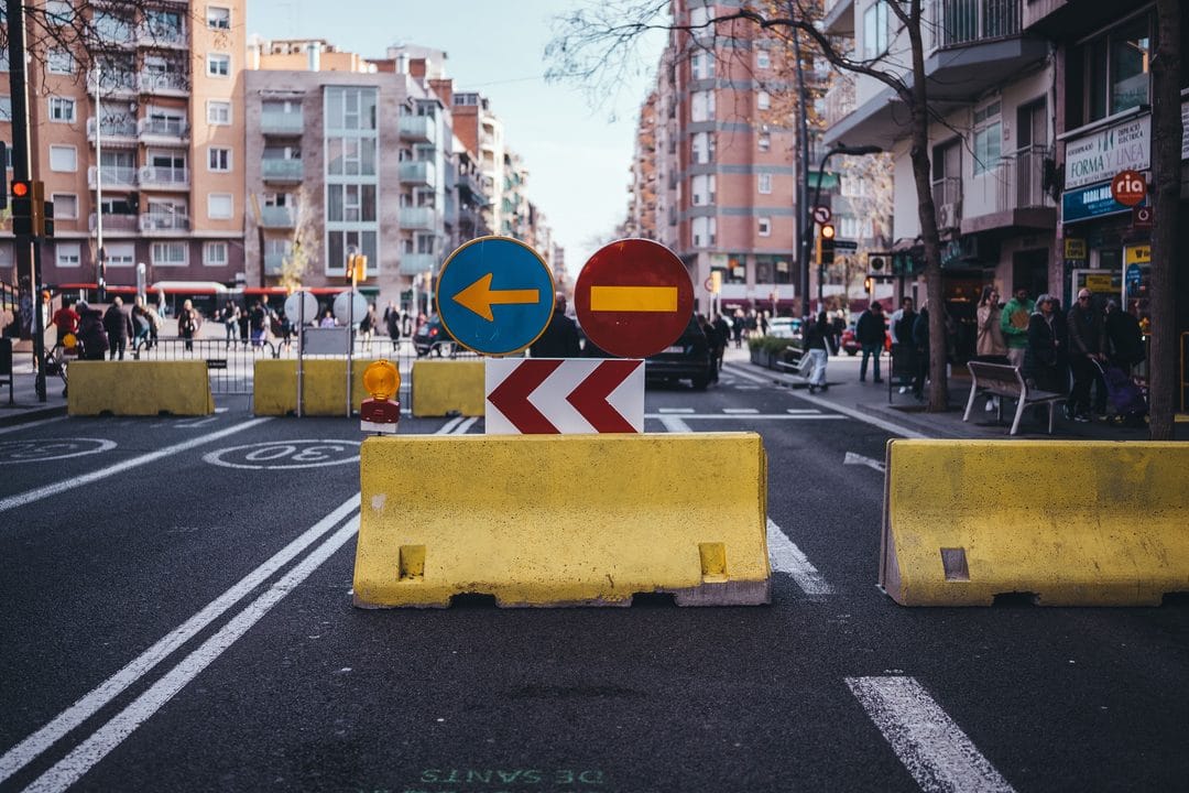 Zonas de Bajas Emisiones en España: la etiqueta de la DGT que decide si entras al centro