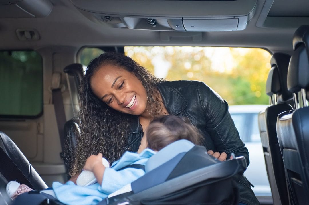 Sillas de coche infantiles en España: la normativa 2026 y las multas silenciosas que pocos padres conocen