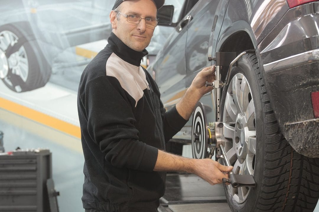 Alineación y equilibrado de ruedas: por qué el coche tira a un lado y el volante vibra
