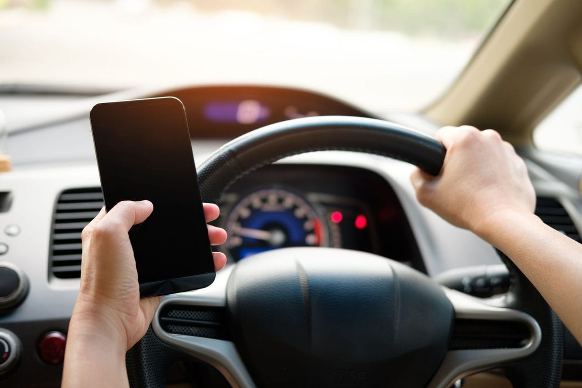 El carnet de conducir digital en el móvil: qué puedes hacer con la app miDGT (y qué no)