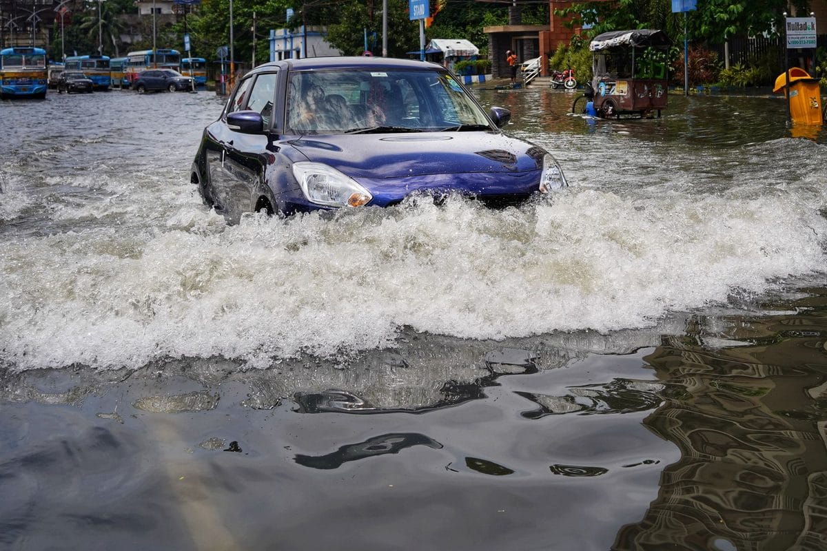 Coche inundado por una DANA: qué hacer al volante, con el motor y qué paga el Consorcio de Seguros