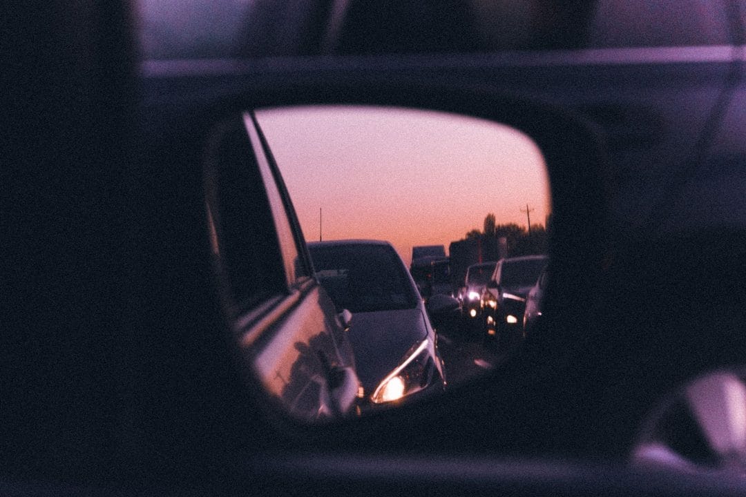 Espejos y ángulo muerto: cómo ajustarlos para ver lo que el coche esconde