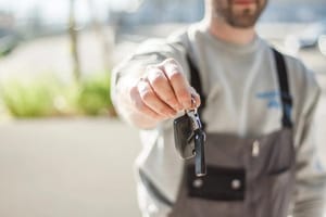 Alquilar un coche en verano en España: la letra pequeña que te puede costar cientos de euros