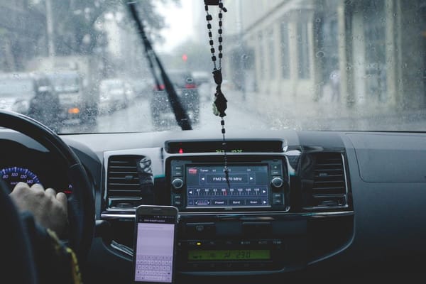 Lluvia y aquaplaning: por qué el coche flota y cómo evitar el susto