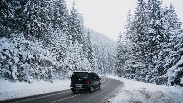 Nieve y hielo al volante: conducir donde el agarre desaparece