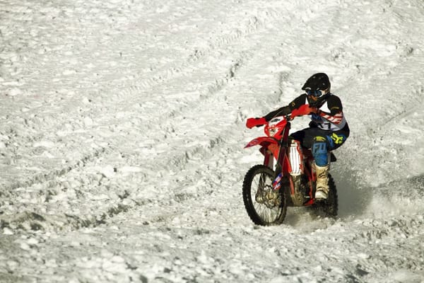 Cadenas o neumáticos de invierno para la montaña: qué elegir según tu uso
