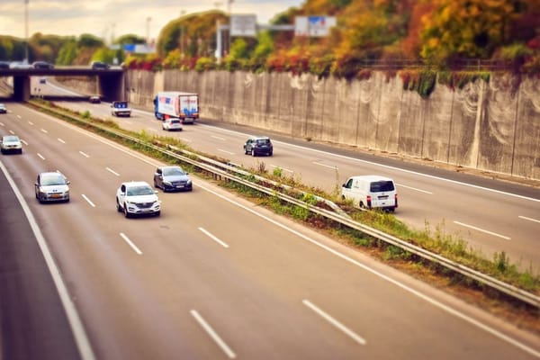 Distancia de seguridad en autovía: la regla de los tres segundos que casi nadie respeta