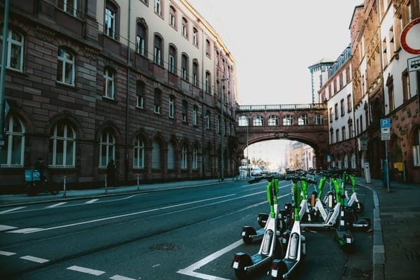 Moto o scooter para ciudad: cuál encaja mejor con tu día a día