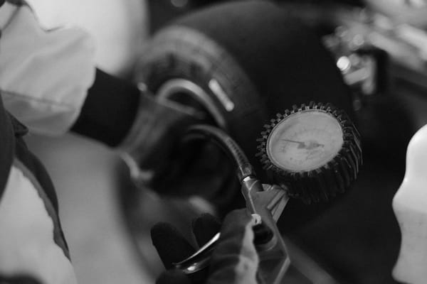 Presión de neumáticos: el ajuste de dos minutos que casi nadie hace bien