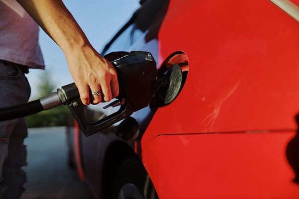 Coste real por 100 km: cuánto separa de verdad al eléctrico del gasolina