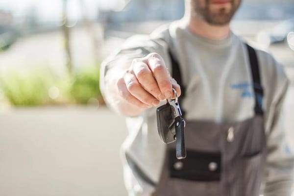 Alquilar un coche en verano en España: la letra pequeña que te puede costar cientos de euros
