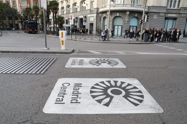 Zonas de Bajas Emisiones en España en 2026: qué distintivo necesitas y cuánto cuesta saltártelo
