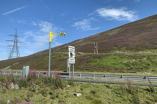Radares de tramo y radares fijos en España: cómo miden de verdad tu velocidad