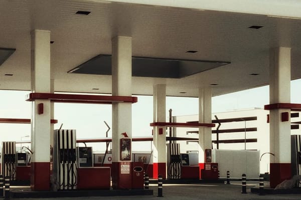 Gasolineras low cost frente a gasolineras de marca en España: si el combustible es el mismo, ¿por qué pagas más caro?