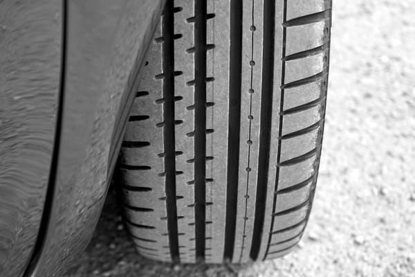 Neumáticos y calor extremo: por qué revientan más coches en agosto y cómo evitarlo