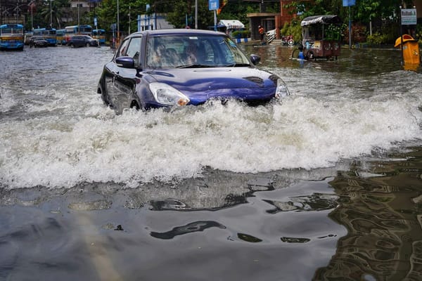 Coche inundado por una DANA: qué hacer al volante, con el motor y qué paga el Consorcio de Seguros